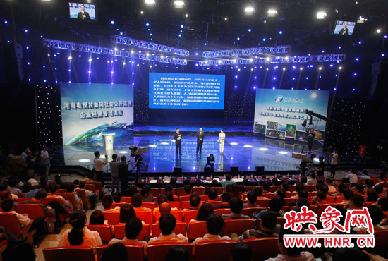 16日上午，河南電視臺1500平米演播廳內座無虛席。