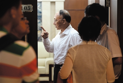 劉鵬局長(zhǎng)走出會(huì)場(chǎng)。昨日的足球改革發(fā)展工作會(huì)議上，國(guó)家體育總局為中國(guó)足球“開(kāi)了一扇門”。新京報(bào)記者 吳江 攝