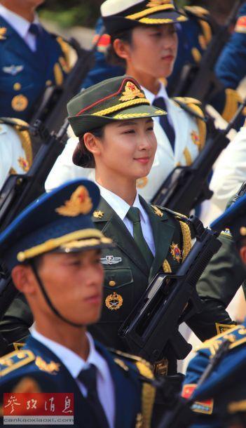 曾為一名模特的三軍儀仗隊隊員門佳慧在進(jìn)行訓(xùn)練 曾為一名模特的三軍儀仗隊隊員門佳慧在進(jìn)行訓(xùn)練