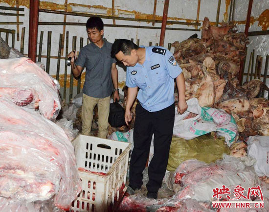 西平警方保衛(wèi)餐桌安全開展地毯式大排查大行動(dòng) 西平警方保衛(wèi)餐桌安全開展地毯式大排查大行動(dòng)