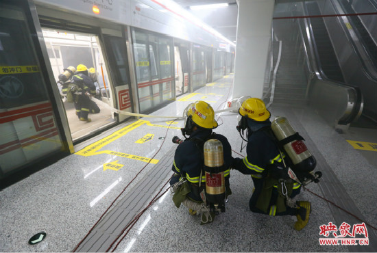 人員疏散完畢后，消防隊員開始滅火