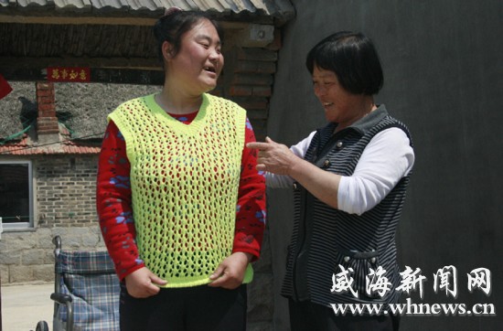 王炳鳳正在陪女兒鍛煉。記者 李偉 攝