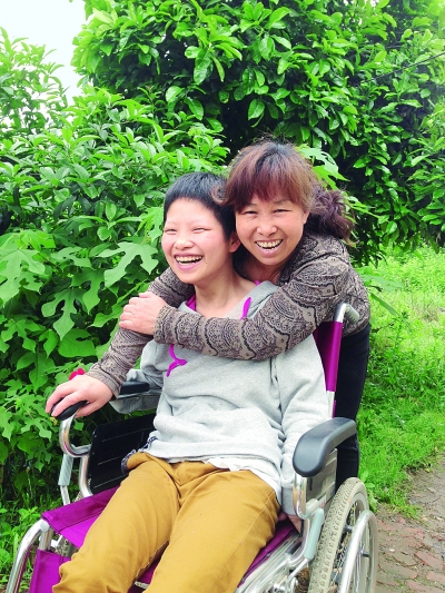 黃揚(yáng)和母親許秀梅在陽(yáng)光下好開(kāi)心。（黃珊攝）