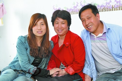 牛松玲（圖中）、郭新成夫妻和女兒