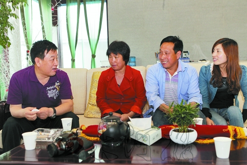 網(wǎng)友“奇石頑童”與牛松玲、郭新成夫婦