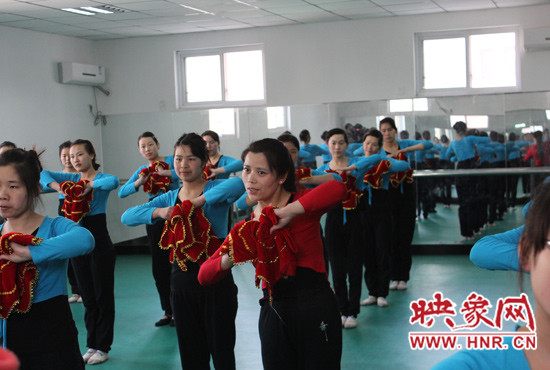 舞蹈室里，張巧英正在糾正學(xué)生的舞蹈動作