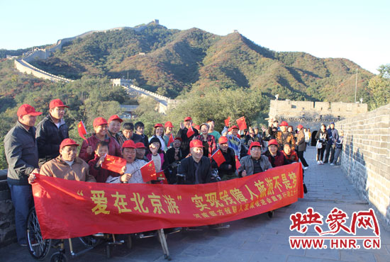 旅游對(duì)于殘疾人朋友來說比正常人要困難許多，2011年，劉小琴帶領(lǐng)殘障朋友登上了長(zhǎng)城。