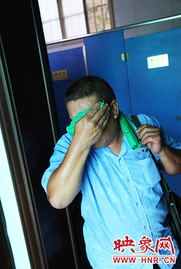 修好設(shè)施，從廁所內(nèi)出來(lái)時(shí)江學(xué)銅已滿頭大汗