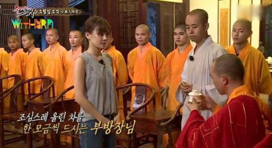 圖為具荷拉向方丈奉茶。