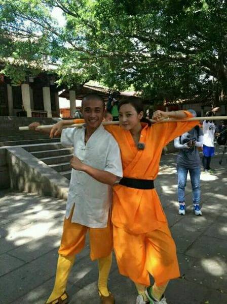 這些參加節(jié)目的女星當(dāng)中既有歌手，又有演員，都是時(shí)尚年輕且受歡迎的女星。