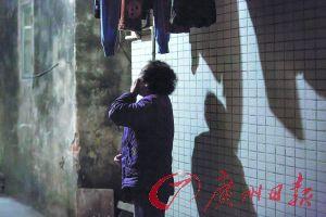 女姐在講述自己老伴幾年前在保姆的“照料”下去世的經(jīng)歷，神色悲傷。廣州日報記者陳憂子