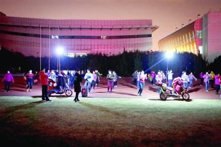 昨晚，松江體育場秩序井然，兩隊廣場舞被有序地分散在了不同區(qū)域。