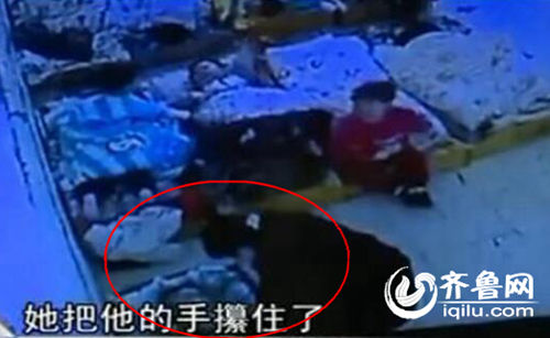 孩子午睡時候睜眼，老師攥住孩子的手，打臉。