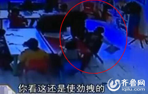 孩子上課時被老師拖拽。（紅圈中拿書者系孩子）