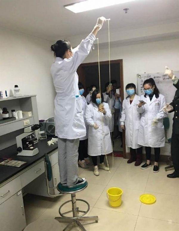 愛吃生肉惹的禍！男子體內取出5米長寄生蟲(圖)