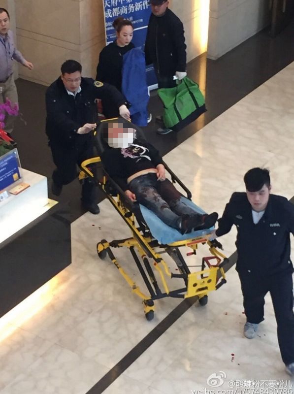 圖說：一名被砍女子被送往醫(yī)院。網(wǎng)友圖