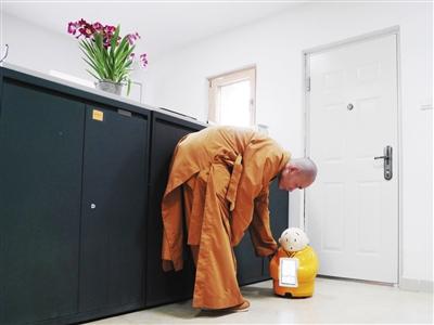 這個呆萌的機(jī)器僧要火：穿僧袍會佛法能開玩笑