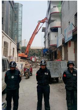 根據(jù)《太原市和小 店區(qū)平陽路街道親賢城中村改造拆遷安置補(bǔ)償方案》，結(jié)合親賢實(shí)際，親賢社區(qū)補(bǔ)償安置采取“商業(yè)用房安置+小戶型公寓住宅安置+貨幣補(bǔ)償”的方式，其中每分 （0.1 畝）置換商業(yè)用房50平方米+小戶型公寓住宅80平方米+貨幣補(bǔ)償20萬元人民幣。（拍攝：2015年9月17日）