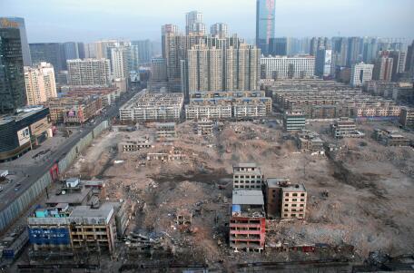 2016年元旦假期后的第一個(gè)工作日，記者從長風(fēng)大街某高樓俯瞰正在拆遷中的親賢西北片區(qū)。經(jīng)過半年多推進(jìn)，這一片區(qū)只留下十余處建筑等待拆除。(拍攝：2016年1月4日)