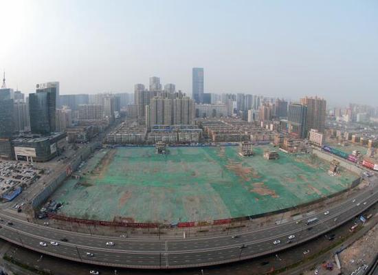 2016年4月，經(jīng)過持續(xù)攻堅(jiān)，親賢社區(qū)西北片區(qū)的拆遷工作基本告一段落，但在鋪設(shè)了防塵綠網(wǎng)的空地中，至今仍有3戶居民選擇了“堅(jiān)守”。(拍攝：2016年4月4日)