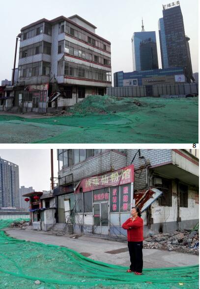 65歲的韓老太太是別人眼中的“釘子戶”，至今仍居住在斷水、斷電的老宅中。她的房產(chǎn)占地面積3分多，建有樓房4層，按照補(bǔ)償標(biāo)準(zhǔn)可以拿到400余萬元補(bǔ)償，但她還是擔(dān)心以后的日子沒著落，稱要繼續(xù)堅(jiān)持下去。在她房子的右后側(cè)，是親賢社區(qū)旗下千禧集團(tuán)的豪華辦公樓。