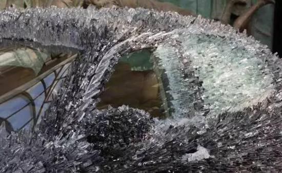 驚！車主用玻璃渣改裝瑪莎拉蒂