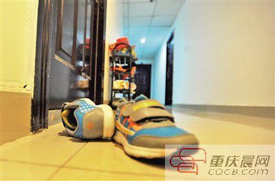 出事小孩的鞋子凌亂地擺放在自家門前。