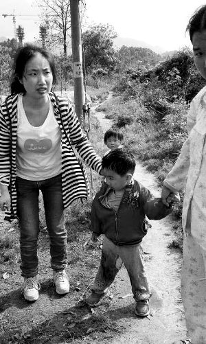 獲救小孩及其母親段曉霞。