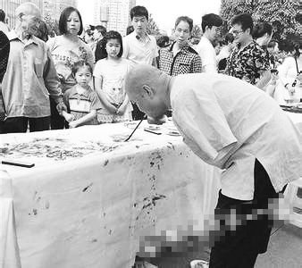 黃國富在作畫。資料照片