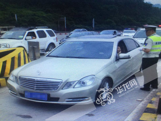 超速駕駛員被攔下。市交通執(zhí)法高速一支隊(duì)六大隊(duì)供圖