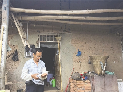 徐某父親說(shuō)起兒子偷渡的事情，有些難以開(kāi)口。