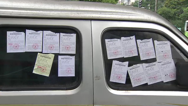 面包車上滿滿貼了14張罰單。