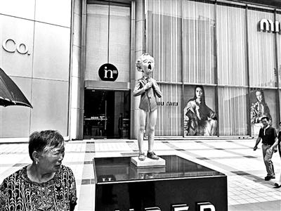 王府井in88購(gòu)物中心西側(cè)，“小男孩”下半身衣不遮體