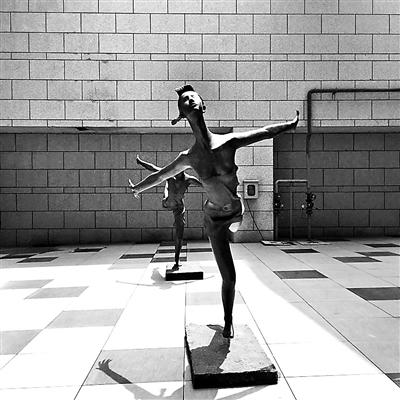 常營(yíng)長(zhǎng)楹龍湖天街樓下，“年輕女孩”胸部暴露