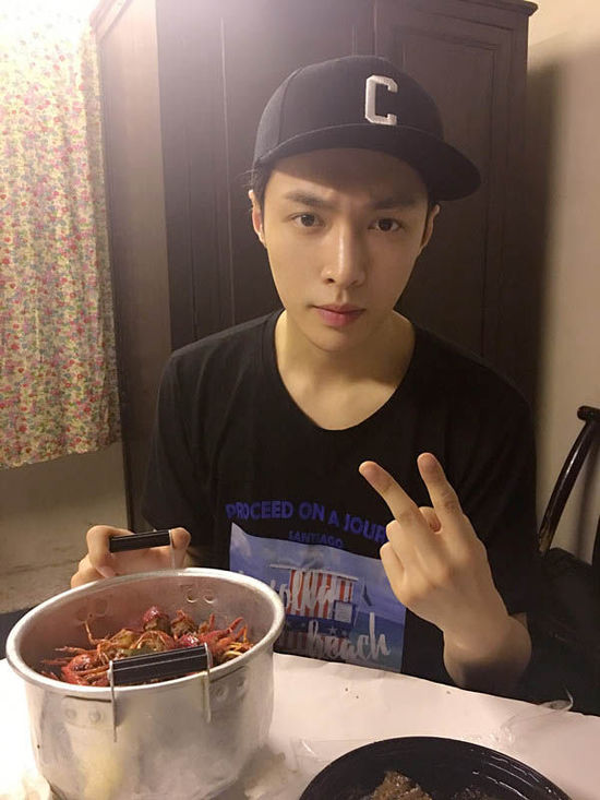 二爺加餐！張藝興告別清湯白面吃小龍蝦