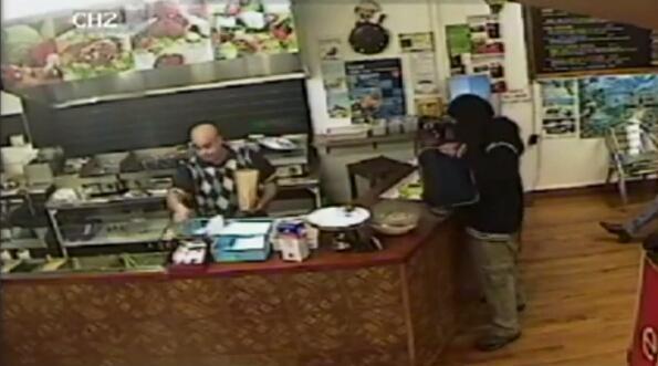 燒烤店老板走紅網(wǎng)絡(luò) 表現(xiàn)淡定不理會搶劫