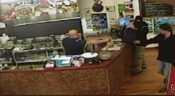 燒烤店老板走紅網(wǎng)絡(luò) 表現(xiàn)淡定不理會搶劫