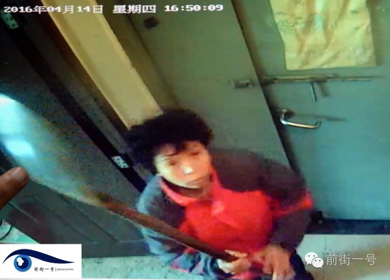 監(jiān)控視頻拍下李亞榮打砸監(jiān)控探頭的過程。