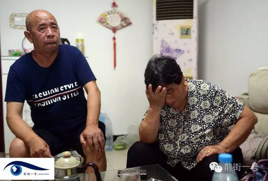 李亞榮的公婆談及李亞榮時(shí)淚流不止。