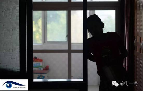 小金扶腰站在家中。