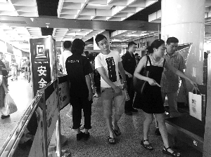 南京地鐵新街口站，大多數(shù)市民自覺(jué)配合安檢
