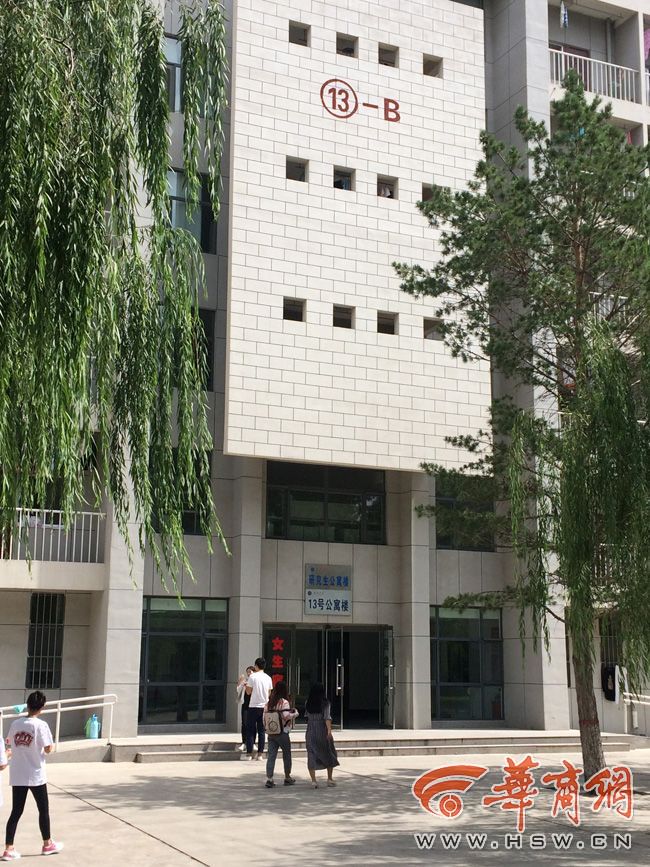 8月30日，榆林學(xué)院有學(xué)生發(fā)微博對(duì)女生宿舍樓住進(jìn)男生提出質(zhì)疑。9月3日，學(xué)校宣傳部門(mén)回應(yīng)，女生宿舍樓里確實(shí)住著3名男研究生，但該樓的格局是套間，跟單元房一樣是獨(dú)立的，大學(xué)應(yīng)有包容的精神。