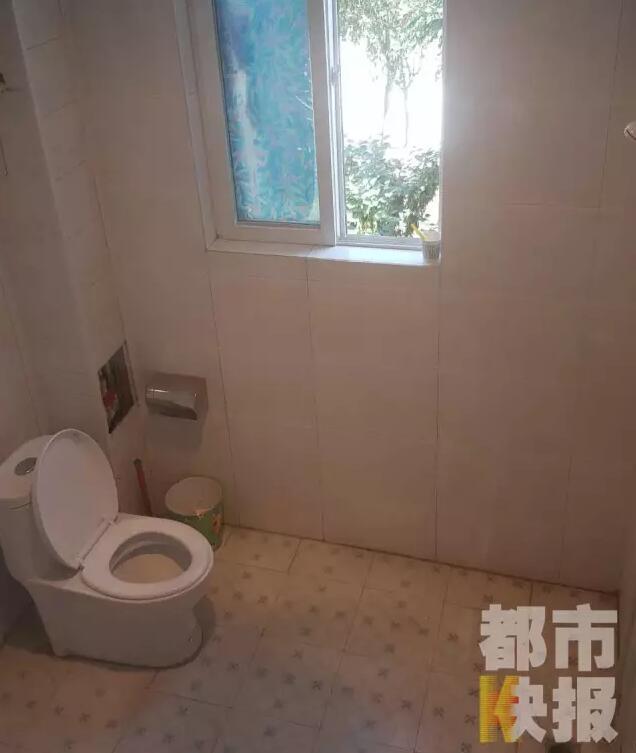 西安市戶縣草堂鎮(zhèn)的李家?guī)r村，有多戶人家經(jīng)營著農(nóng)家樂，但昨晚發(fā)生的這件事情打破了這里的寧靜。村民：“縣上的、鎮(zhèn)上的警察，還有村干部好多人在那兒，說是女的在衛(wèi)生間生產(chǎn)，把娃從窗子扔下來。”農(nóng)家樂員工：“(聽說)直接從二樓扔下來了，呀，太殘忍了。”昨晚的事，很多人今早才聽說，震驚之余更感到惋惜。記者今天在高冠西五巷口找到了大家所說的農(nóng)家樂，一夜過去了，作為和那名女顧客有過交集的老板娘，心情仍然很沉重。