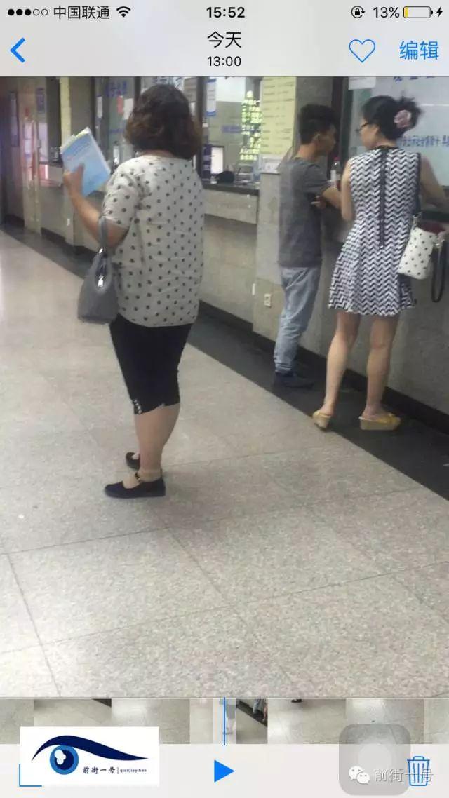 該女子在大廳內(nèi)徘徊發(fā)現(xiàn)女患者便主動上前搭訕。