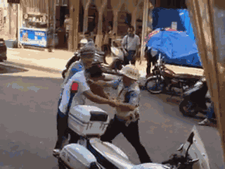 嫌疑男子涉嫌無證駕駛摩托車，且車輛違規(guī)加裝遮陽傘并在行駛時不戴安全頭盔，辱罵毆打執(zhí)法交警。 本文圖片均來自 廣西梧州在線警務(wù)