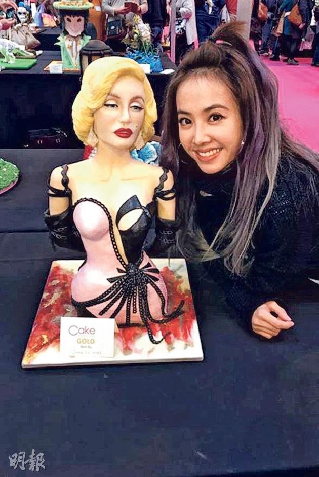 蔡依林讓大家欣賞她的得意之作瑪麗蓮夢露翻糖蛋糕。