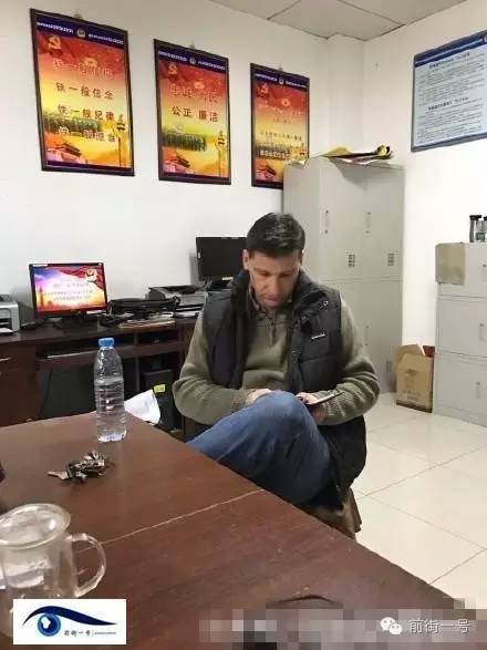 該外籍男子在派出所接受詢問(wèn)。（網(wǎng)友供圖）