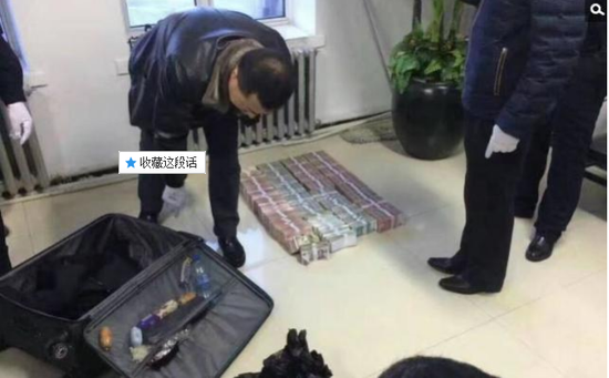 京華時(shí)報(bào)訊昨天凌晨1點(diǎn)左右，黑龍江省密山市一銀行金庫發(fā)生搶劫案。一名身穿迷彩服男子準(zhǔn)備劫取現(xiàn)金時(shí)被發(fā)現(xiàn)，致一名金庫值守人員死亡，隨后棄款而逃。目前，該男子尚未歸案，案件正在全力偵辦中。