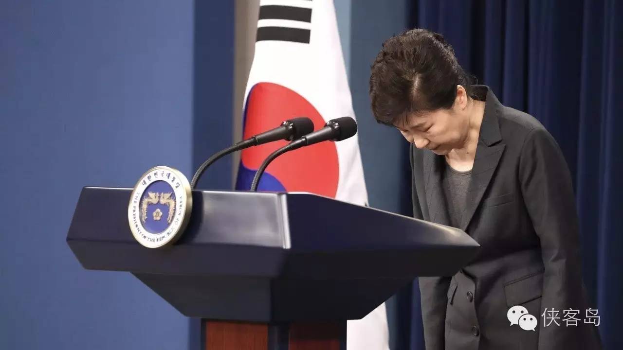 “任憑風(fēng)吹浪打，我自巋然不動”，樸槿惠對于這句詩應(yīng)該是心有戚戚焉。