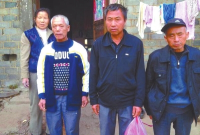 已被判死緩、在獄中服刑的4個(gè)村民的家人一直在為兒子喊冤。圖片來(lái)自網(wǎng)絡(luò)